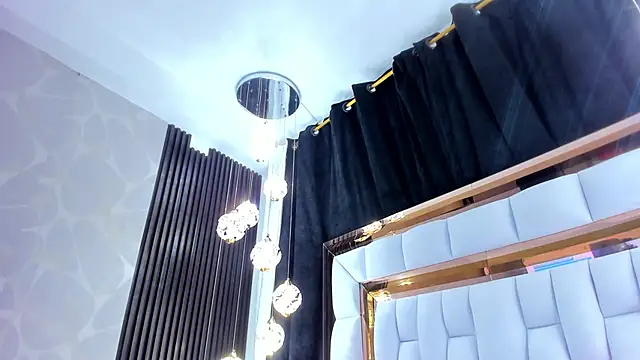 SarayRoyse online show from November 2025 07:37:01 PM