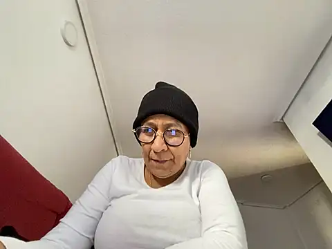 Snapshot of sweeviolet chatting on December 2024 10:38:02 AM sweeviolet online show from December 2024 10:38:02 AM