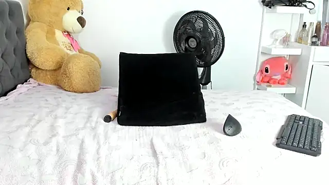 Snapshot of canela_wet chatting on February 2025 01:22:02 PM canela wet online show from February 2025 01:22:02 PM