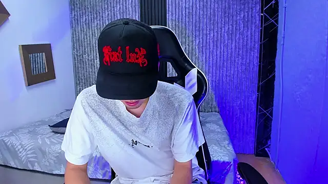 Mike 0233  online show from December 2025 04:41:02 AM