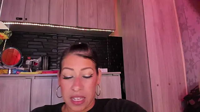 LaureenHills online show from November 2025 10:19:02 PM