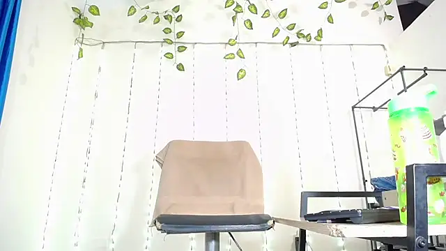 Snapshot of xmissinchesxx chatting on January 2025 04:08:01 AM xmissinchesxx online show from January 2025 04:08:01 AM