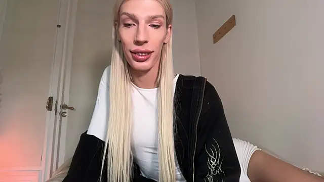 Snapshot of AliceSnowCatt chatting on May 2026 01:38:01 PM AliceSnowCatt online show from May 2026 01:38:01 PM