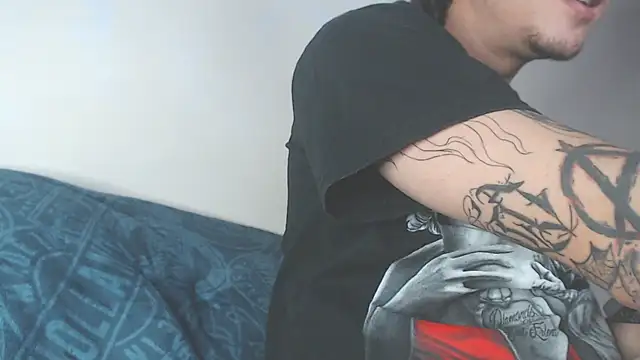 Snapshot of AndyBetti chatting on December 2025 01:36:01 AM AndyBetti online show from December 2025 01:36:01 AM