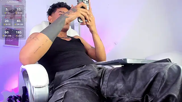 Snapshot of zack-fentty chatting on June 2026 02:52:01 PM zack-fentty online show from June 2026 02:52:01 PM