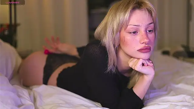 BabeHolly online show from October 2025 01:20:02 AM