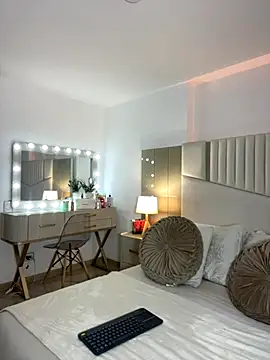  laura 02 online show from November 2025 08:22:02 PM