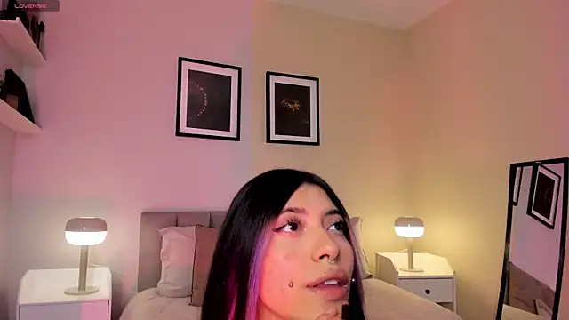 Snapshot of Violetta_Nur chatting on June 2026 09:28:02 PM Violetta Nur online show from June 2026 09:28:02 PM