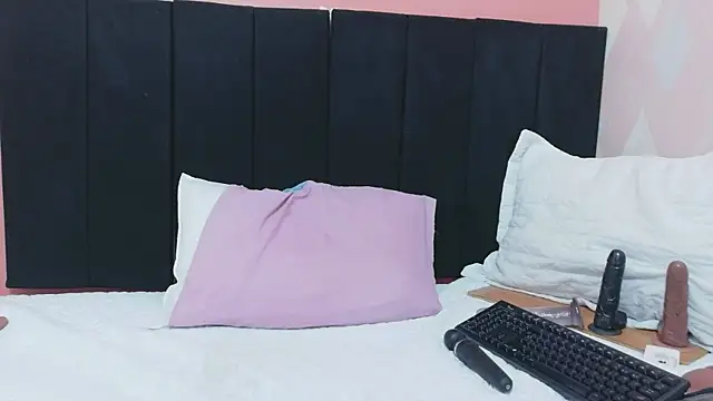 kinkyhousewifee online show from May 2026 07:45:02 PM