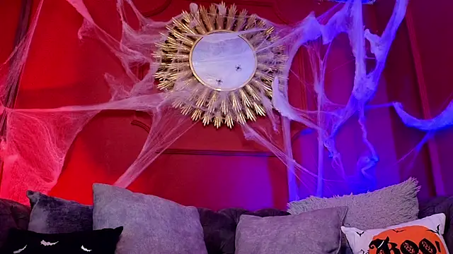 Julieta Russell online show from October 2025 12:30:02 PM