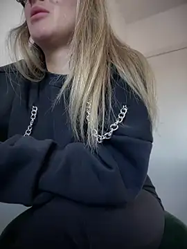 Snapshot of HotXMom chatting on January 2025 07:37:02 AM HotXMom online show from January 2025 07:37:02 AM