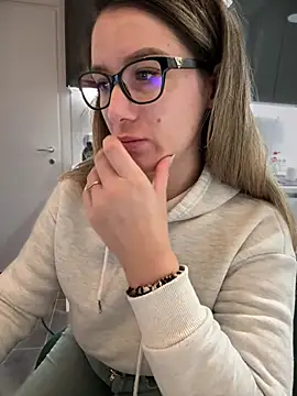 Snapshot of HotXMom chatting on January 2025 04:27:01 AM HotXMom online show from January 2025 04:27:01 AM