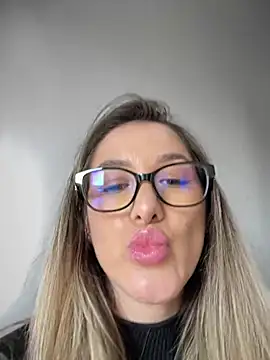 Snapshot of HotXMom chatting on January 2025 04:18:02 AM HotXMom online show from January 2025 04:18:02 AM