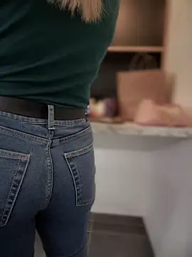 Snapshot of HotXMom chatting on January 2025 04:36:01 AM HotXMom online show from January 2025 04:36:01 AM