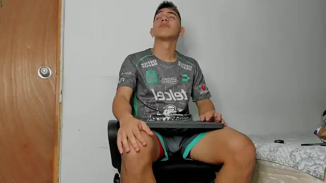 Snapshot of andrew_rose_ chatting on January 2026 04:54:02 PM andrew rose online show from January 2026 04:54:02 PM