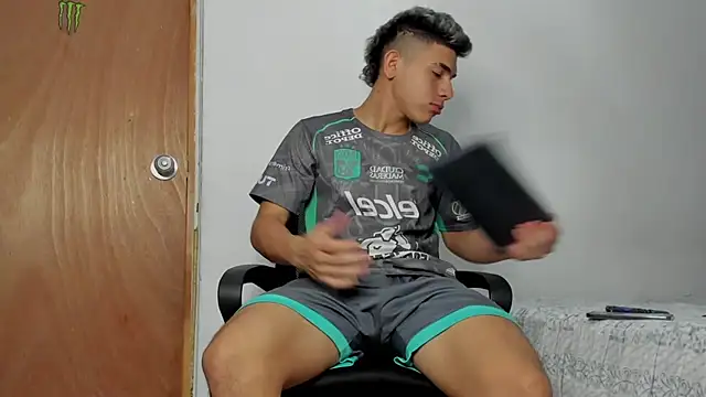 Snapshot of andrew_rose_ chatting on February 2026 06:34:02 PM andrew rose online show from February 2026 06:34:02 PM