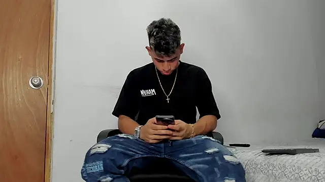 Snapshot of andrew_rose_ chatting on February 2026 04:17:01 AM andrew rose online show from February 2026 04:17:01 AM