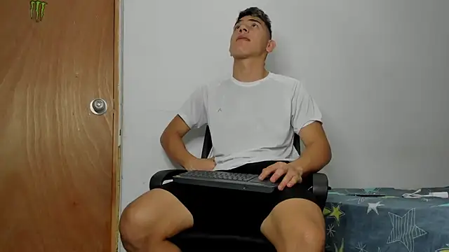 Snapshot of andrew_rose_ chatting on February 2026 08:07:02 PM andrew rose online show from February 2026 08:07:02 PM