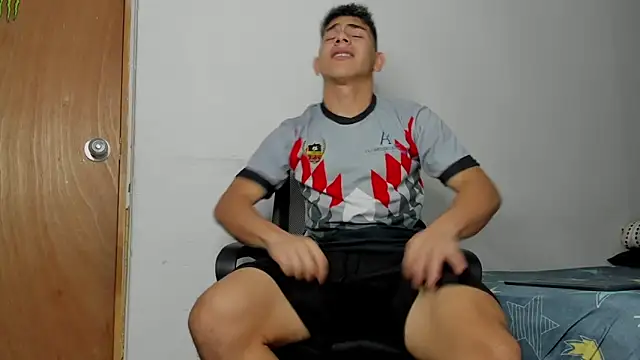 Snapshot of andrew_rose_ chatting on February 2026 04:17:01 PM andrew rose online show from February 2026 04:17:01 PM