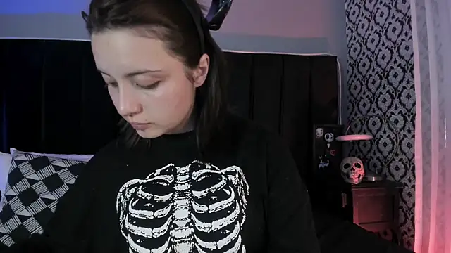 Adeelinee online show from March 2026 07:36:02 PM