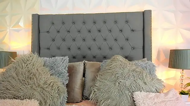 sarah salis  online show from February 2025 07:07:01 PM