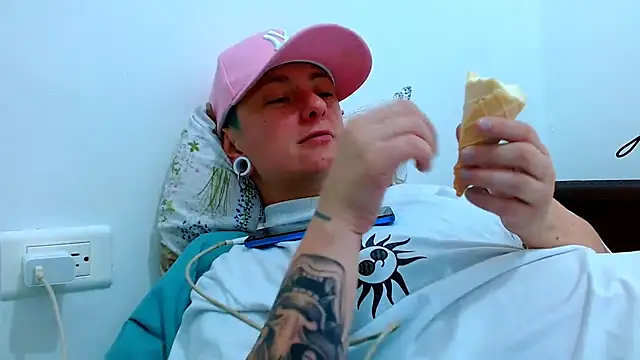 Snapshot of tomboyblue chatting on February 2026 09:09:02 PM tomboyblue online show from February 2026 09:09:02 PM