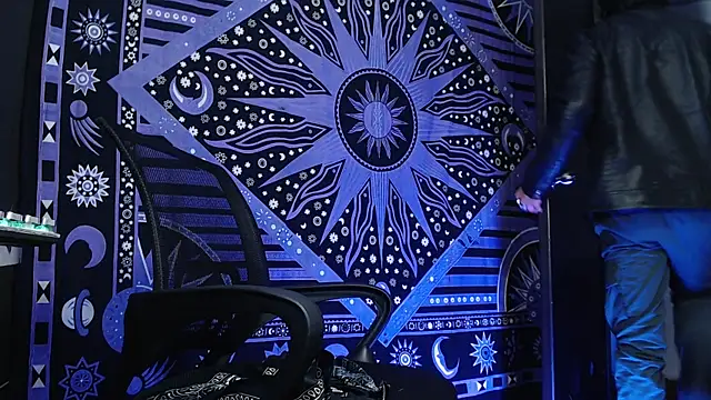 Dicaprioo  online show from February 2025 11:01:02 PM