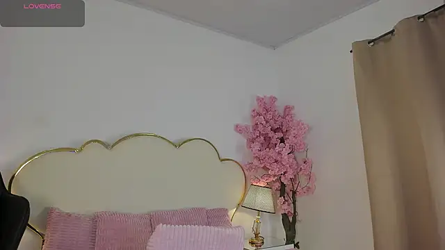 Snapshot of CahitlinBell chatting on June 2026 03:09:02 AM CahitlinBell online show from June 2026 03:09:02 AM