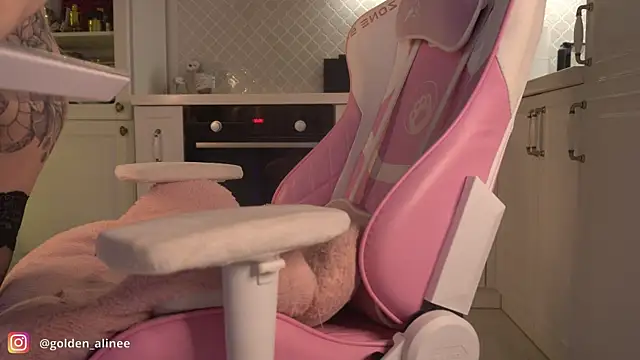 Snapshot of Golden_Aline chatting on January 2025 11:01:02 PM Golden Aline online show from January 2025 11:01:02 PM