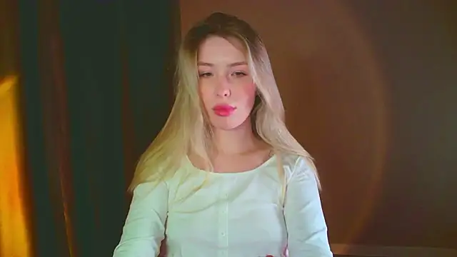 mia raspberrie online show from December 2024 08:40:02 PM