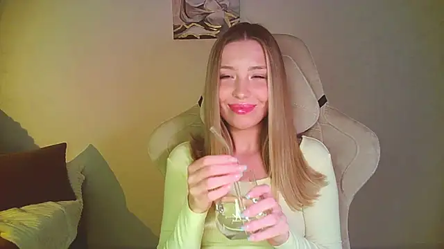 mia raspberrie online show from June 2026 10:54:02 PM