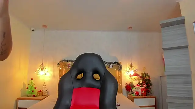 LARSONMIA online show from December 2025 12:34:02 PM