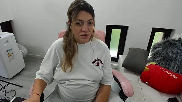 Snapshot of Dyana_Kaylinn chatting on June 2026 05:06:02 AM Dyana Kaylinn online show from June 2026 05:06:02 AM