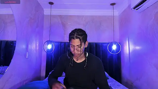 Maxim-Walker online show from November 2025 03:23:02 AM