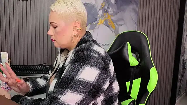 GianellaCox  online show from April 2026 11:33:01 AM