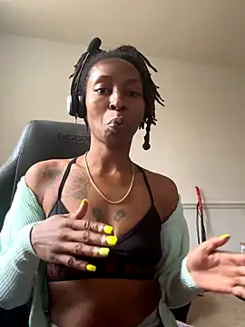 Snapshot of LeyaHoneybuns chatting on November 2025 07:25:01 PM LeyaHoneybuns online show from November 2025 07:25:01 PM