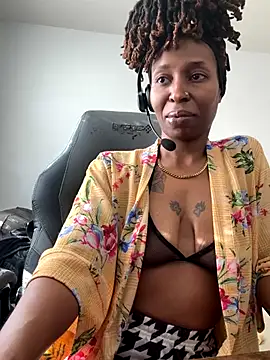 Snapshot of LeyaHoneybuns chatting on January 2026 04:53:02 PM LeyaHoneybuns online show from January 2026 04:53:02 PM