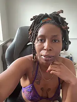 Snapshot of LeyaHoneybuns chatting on February 2026 04:49:02 PM LeyaHoneybuns online show from February 2026 04:49:02 PM