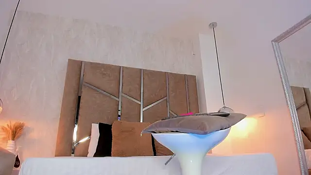 Snapshot of Martinaa_Jones_ chatting on February 2026 12:37:02 PM Martinaa Jones online show from February 2026 12:37:02 PM