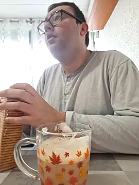 Javier bear online show from November 2025 09:01:02 AM