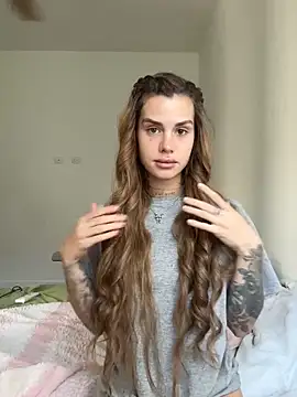 Snapshot of EmiliaCatalina chatting on May 2026 08:03:02 PM EmiliaCatalina online show from May 2026 08:03:02 PM