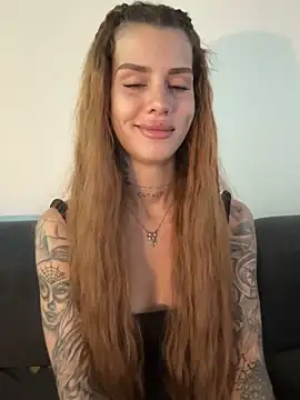 Snapshot of EmiliaCatalina chatting on May 2026 09:27:01 PM EmiliaCatalina online show from May 2026 09:27:01 PM