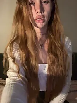 Snapshot of EmiliaCatalina chatting on June 2026 01:32:02 AM EmiliaCatalina online show from June 2026 01:32:02 AM