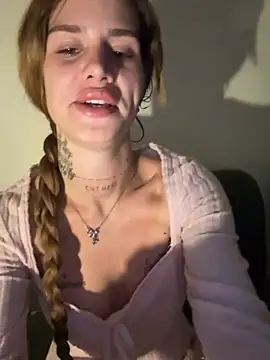 Snapshot of EmiliaCatalina chatting on June 2026 11:19:01 PM EmiliaCatalina online show from June 2026 11:19:01 PM