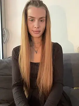 Snapshot of EmiliaCatalina chatting on July 2026 06:02:02 PM EmiliaCatalina online show from July 2026 06:02:02 PM