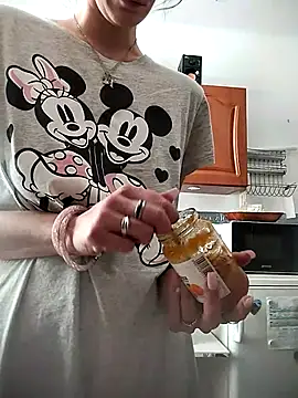 LauraBaby online show from September 2025 12:10:01 PM