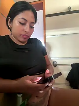 emmyjhonson07 online show from November 2025 01:44:02 PM