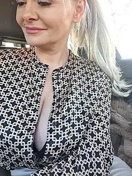 GjuliaX online show from November 2025 08:36:02 AM