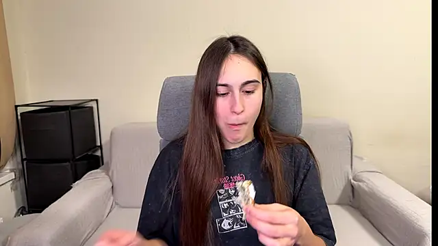 Snapshot of AliceKolltt chatting on February 2026 04:43:01 PM AliceKolltt online show from February 2026 04:43:01 PM