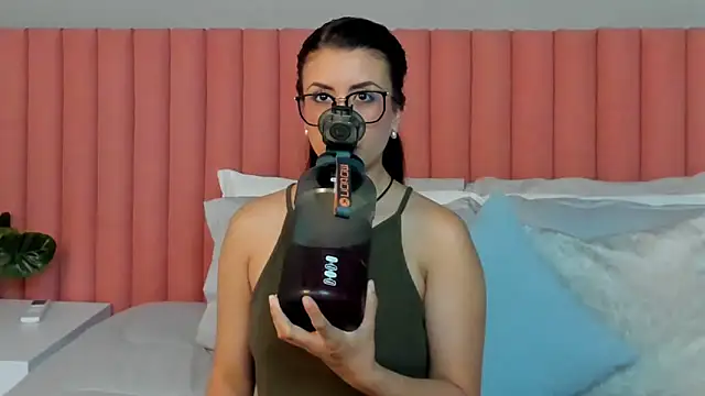 EmaSaenz online show from April 2026 07:00:01 PM